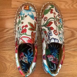 Woman’s size 7 shoe